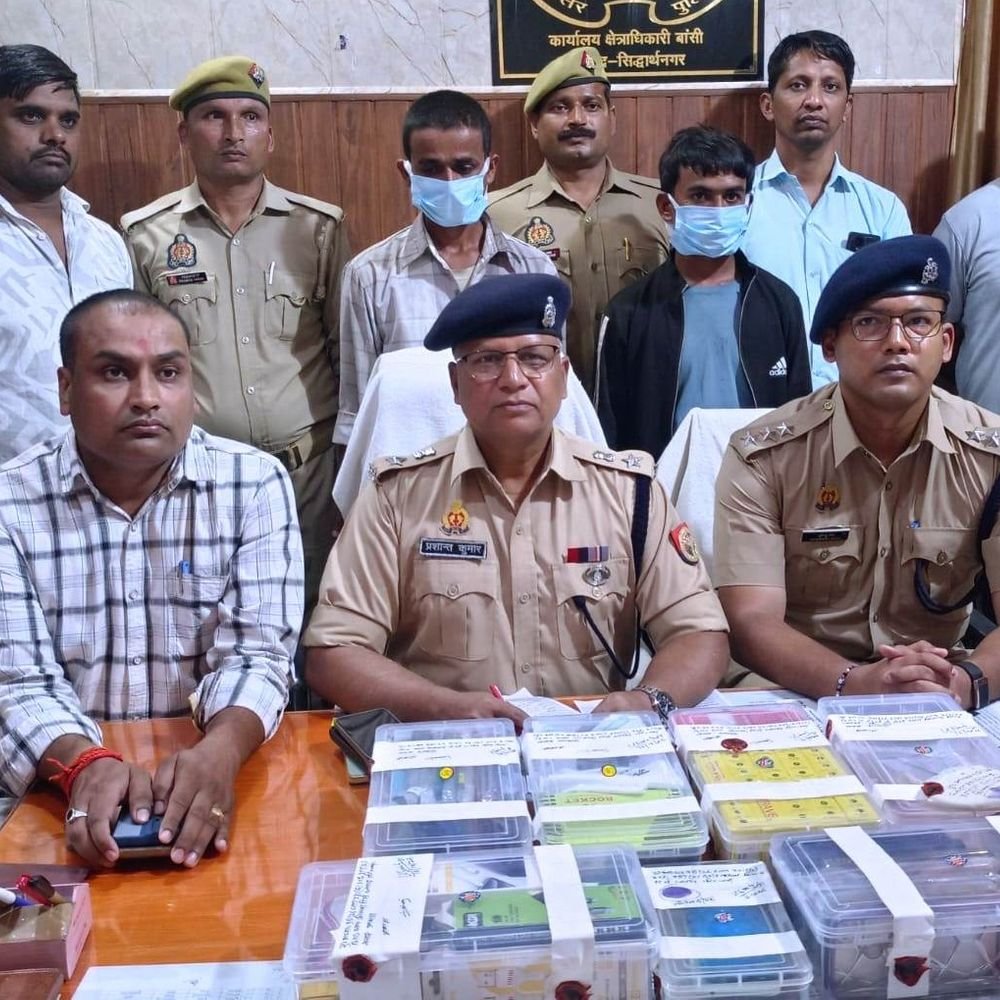 सिद्धार्थनगर में मोबाइल दुकान चोरी का 24 घंटे में खुलासा:दो गिरफ्तार, चोरी के मोबाइल, चार्जर और ब्लूटूथ समेत इलेक्ट्रॉनिक सामान बरामद