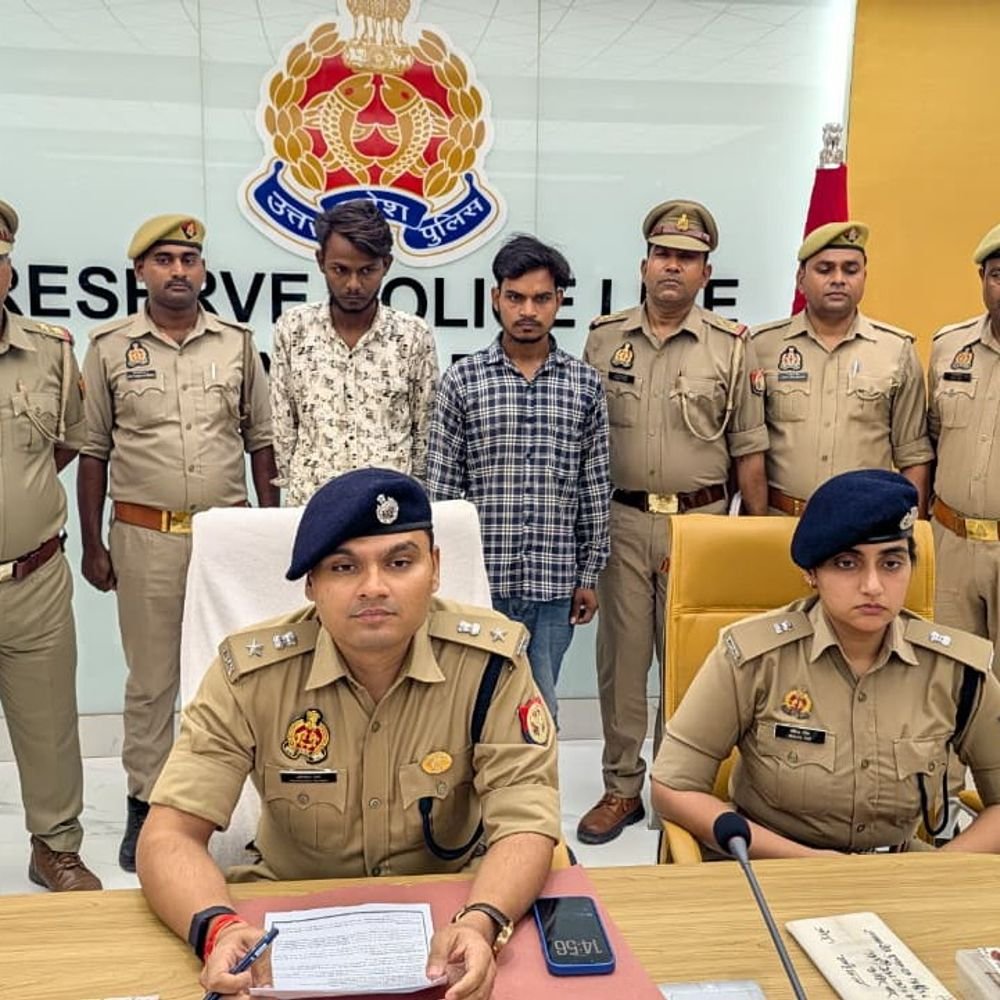 सोनभद्र में 2 क्विंटल 850 ग्राम गांजा बरामद,2 तस्कर गिरफ्तार:फर्जी नंबर प्लेट लगी XUV कार से ओडिशा से महोबा ले जा रहे थे