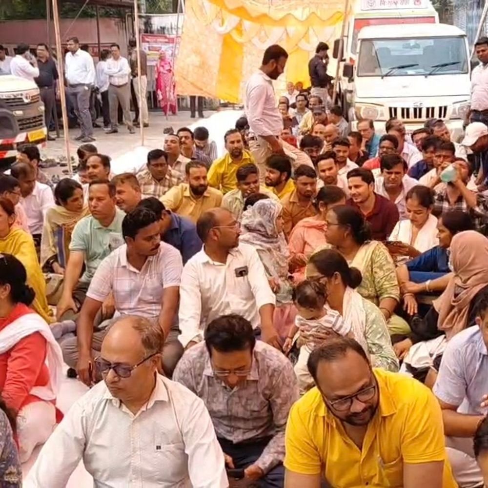 संविदा कर्मचारियों की हड़ताल शुरू:CMO कार्यालय पर धरना, नियमितीकरण और समान काम-समान वेतन समेत कई मांगें