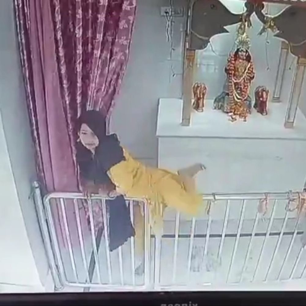 लखनऊ में चारों धाम मंदिर में मूर्तियों के गहने चोरी:CCTV में कैद हुई महिला, जांच में जुटी पुलिस