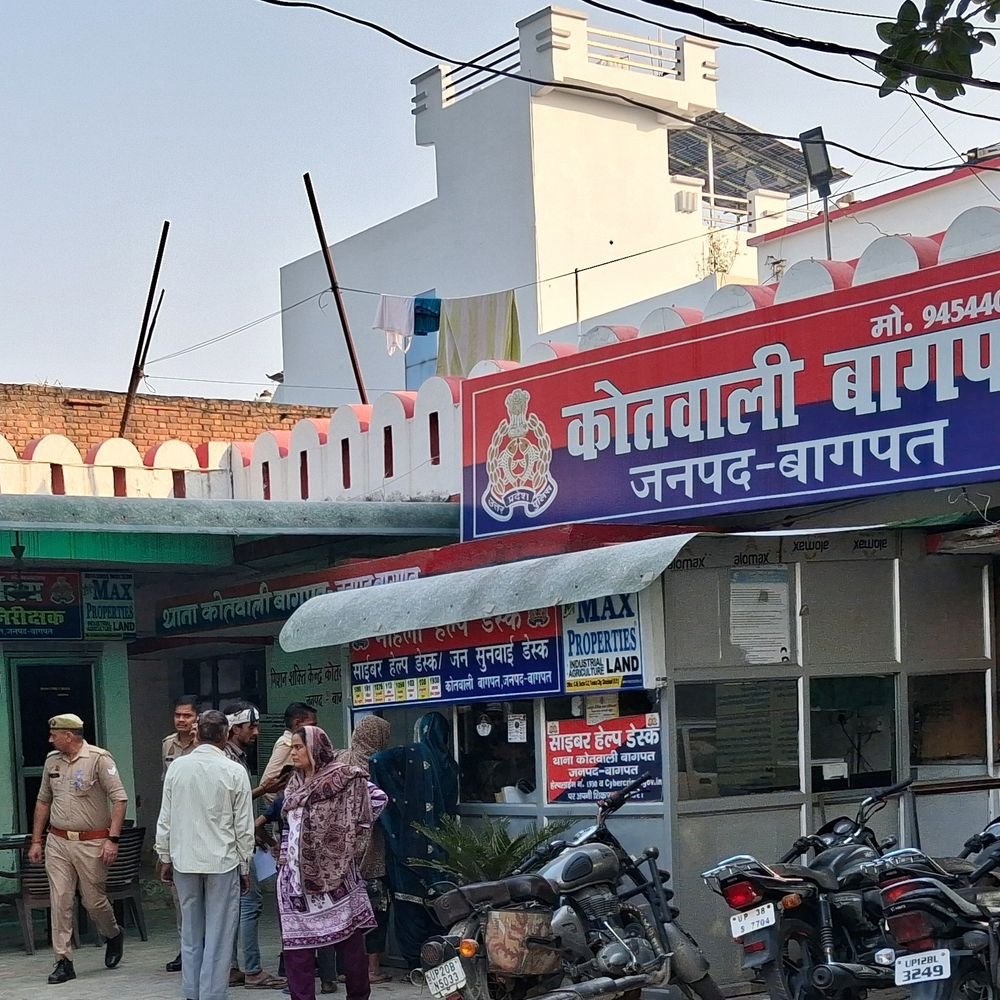 गाड़ी मोड़ने के विवाद में युवक पर हमला:बागपत में घर में घुसकर कार तोड़ी, सिर पर तमंचे की बट से वार; तीन पर मुकदमा दर्ज