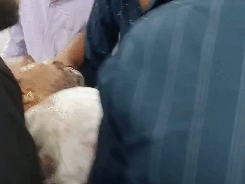 झांसी में कारोबारी पर कुल्हाड़ी से जानलेवा हमला:दुकान पर जाते समय दबंगों ने घेरकर पीटा, हाथ-पैर तोड़े, 14 पर केस