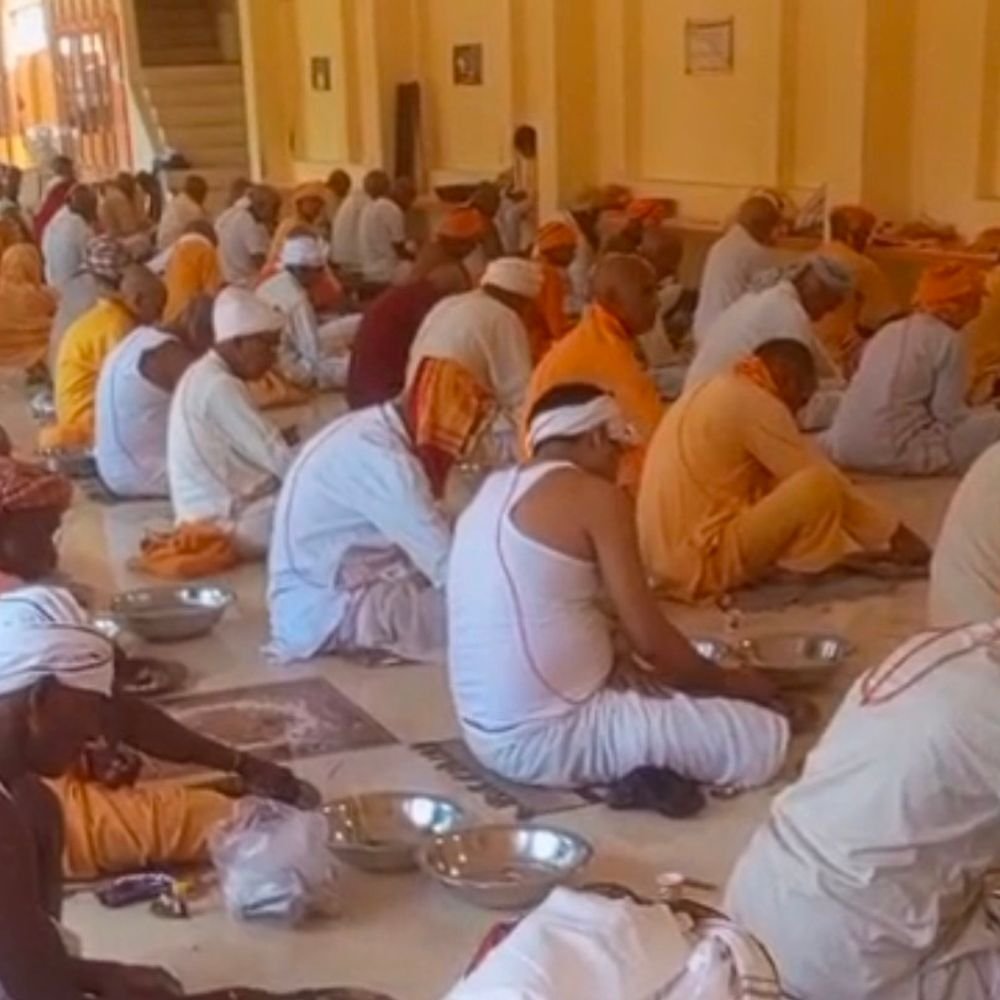 बलिया में सर्वपितृ अमावस्या पर गंगा तटों पर उमड़ी भीड़:श्रद्धालुओं ने गंगा स्नान कर विधि-विधान से किया पितृ विसर्जन