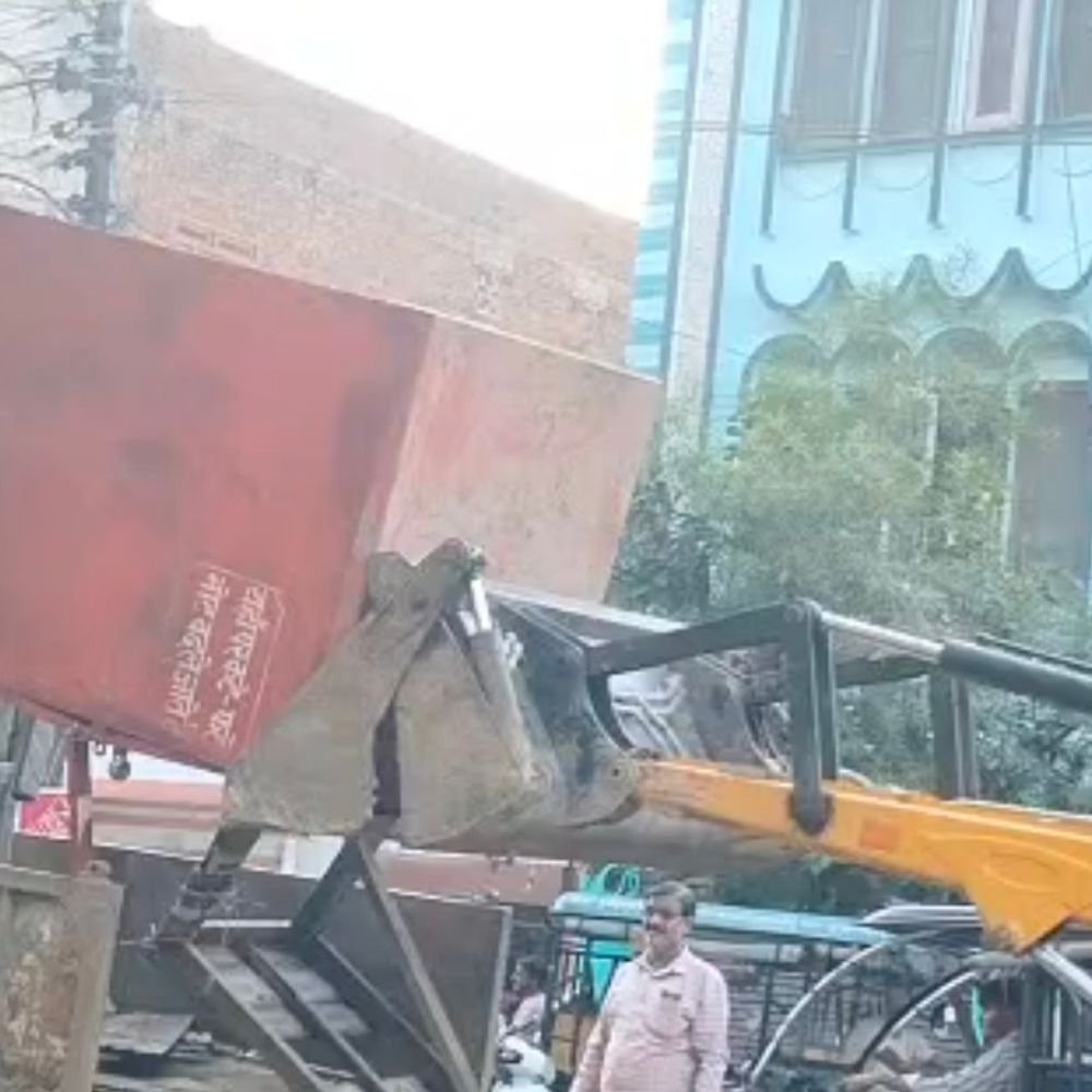 हरदोई में अतिक्रमण हटाने पहुंची टीम:रेहड़ी और खोखे हटाए, दुकानदारों ने कार्रवाई में भेदभाव का आरोप लगाया