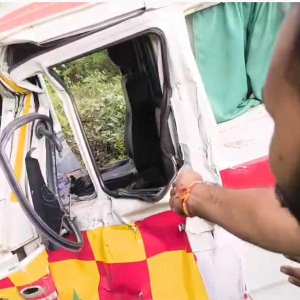 लखीमपुर में हाईवे पर एंबुलेंस-कंटेनर की टक्कर:4 घायल, चालक फरार; पुलिस ने कंटेनर को कब्जे में लिया