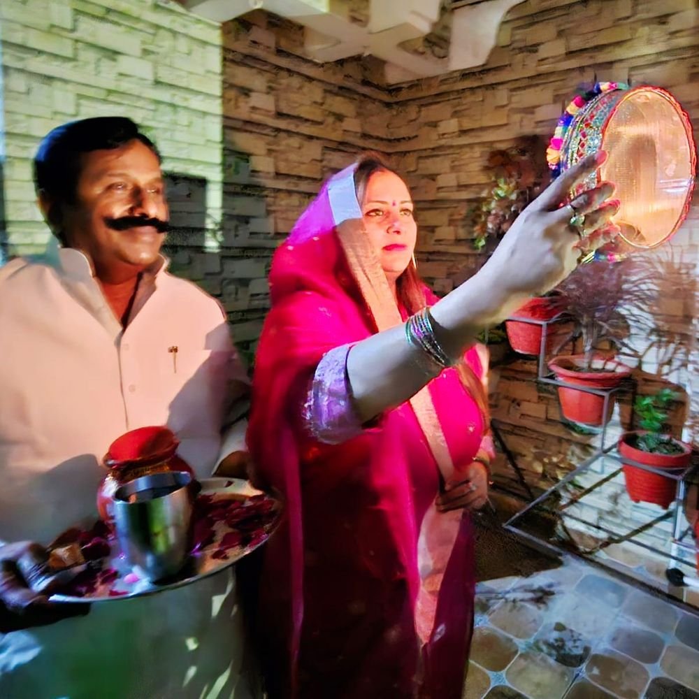 संभल में सुहागिनों ने चांद देखकर करवा चौथ व्रत खोला:मंदिरों में सामूहिक पूजन किया, सपा विधायक पिंकी यादव ने पति के साथ पूजा की, लोगों ने आतिशबाजी भी छोड़ी