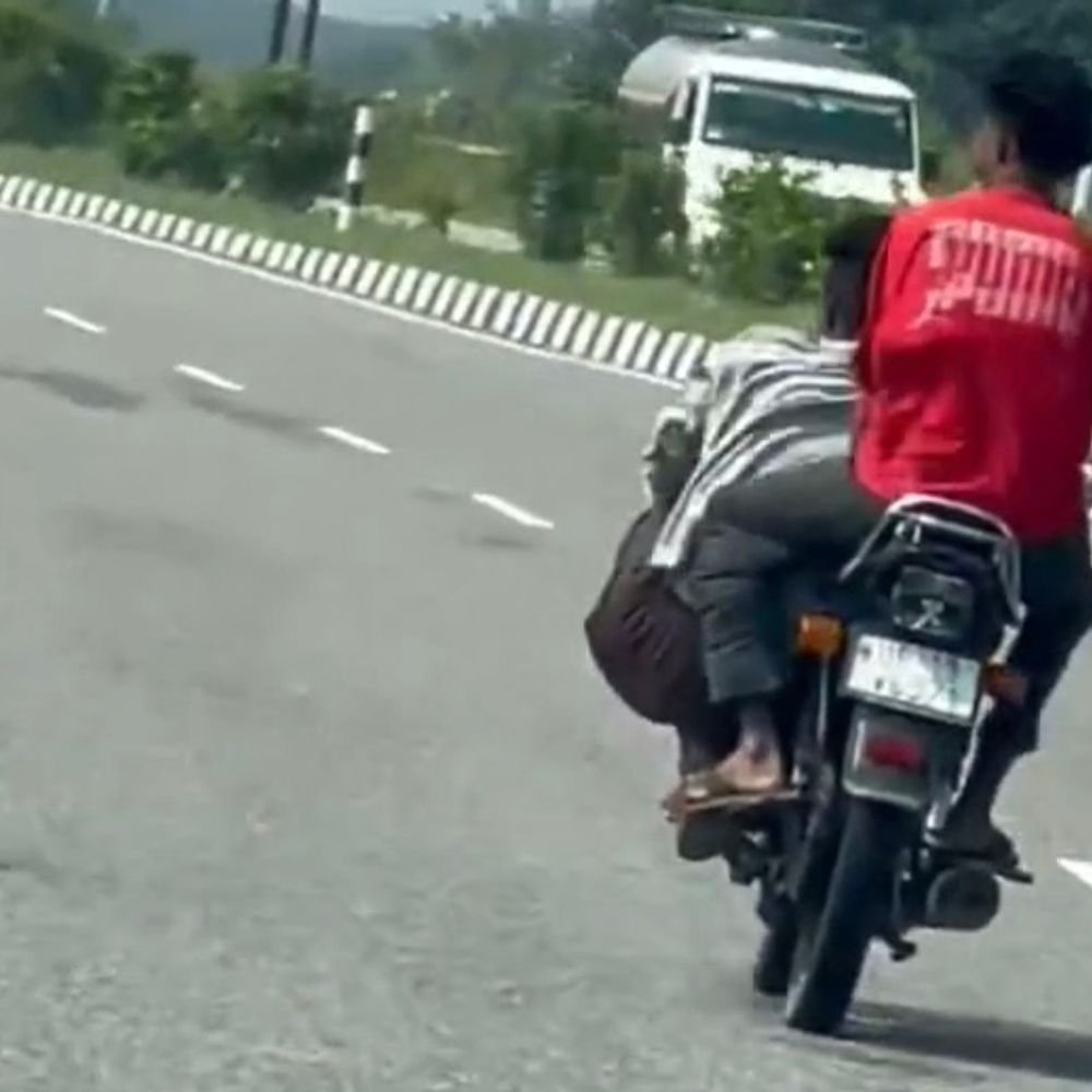 नेशनल हाईवे पर बिना हेलमेट बाइक दौड़ाते युवकों का वीडियो:रील बनाने के जुनून में जान जोखिम में डाली, पुलिस से कार्रवाई की मांग