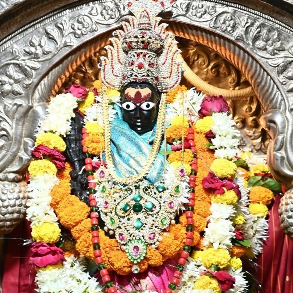 मां विशालाक्षी को शृंगार सामग्री अर्पित:काशी विश्वनाथ मंदिर में दुर्गा सप्तशती का पाठ, गूंजे वैदिक मंत्र