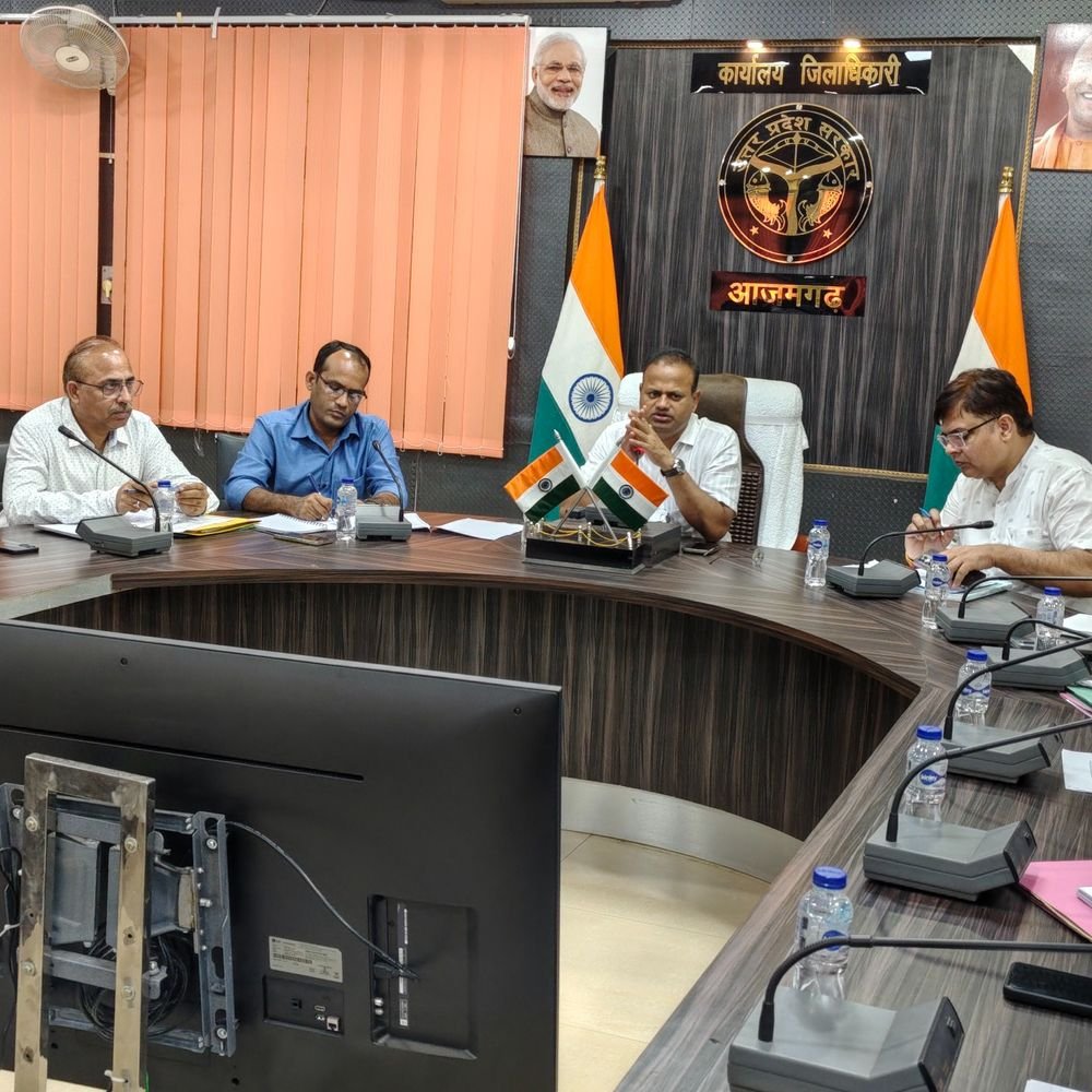 खंड शिक्षक निर्वाचन को लेकर डीएम ने की समीक्षा बैठक:आजमगढ़ में शिकायतों के निस्तारण के लिए कंट्रोल रूम को किया गया सक्रिय,