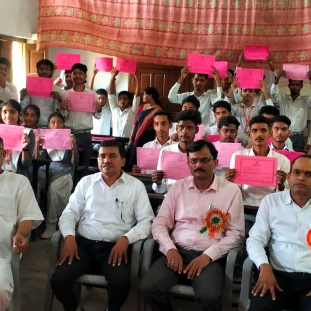 अमेठी के 3065 छात्रों के खातों में पहुंचे 1 करोड़:जिला पंचायत अध्यक्ष ने बांटे छात्रवृत्ति स्वीकृति प्रमाण-पत्र