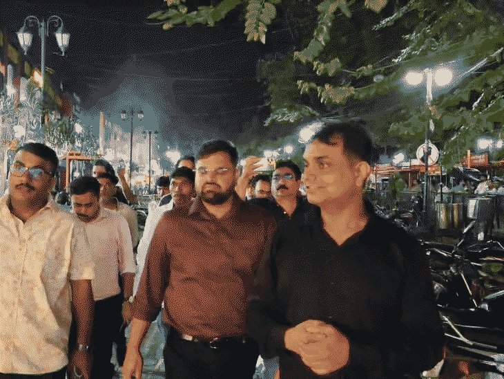 आज चटोरी गली में बंद रहेंगी सभी दुकानें:एंट्री पॉइंट का बैरियर नहीं हटाने से नाराज हुए व्यापारी; बोले- दुकानदारी बर्बाद हो रही