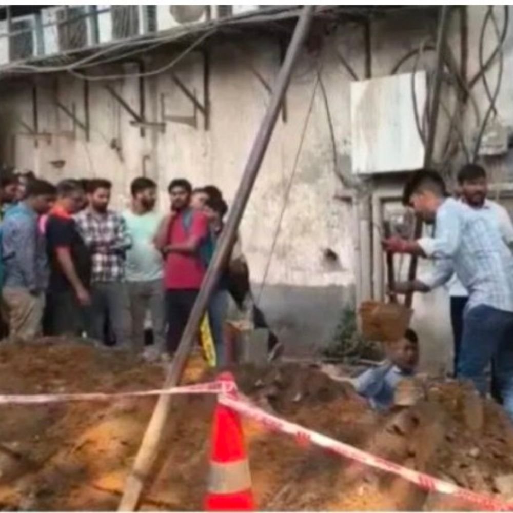 हापुड़ में समरसेबल की खुदाई में गैस पाइपलाइन फटी:दिल्ली रोड पर गैस रिसाव से मची अफरा-तफरी, बड़ा हादसा टला