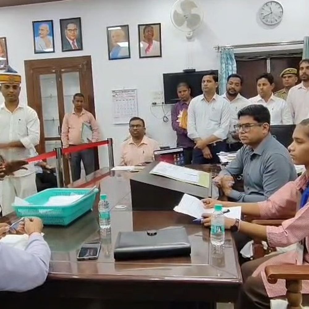 एक दिन की डीएम बनीं कक्षा 9 की छात्रा तन्वी:स्कूलों में शौचालय और खेल मैदान की कमी पर उठाए सवाल, सड़कों के टेंडर में पारदर्शिता की मांग