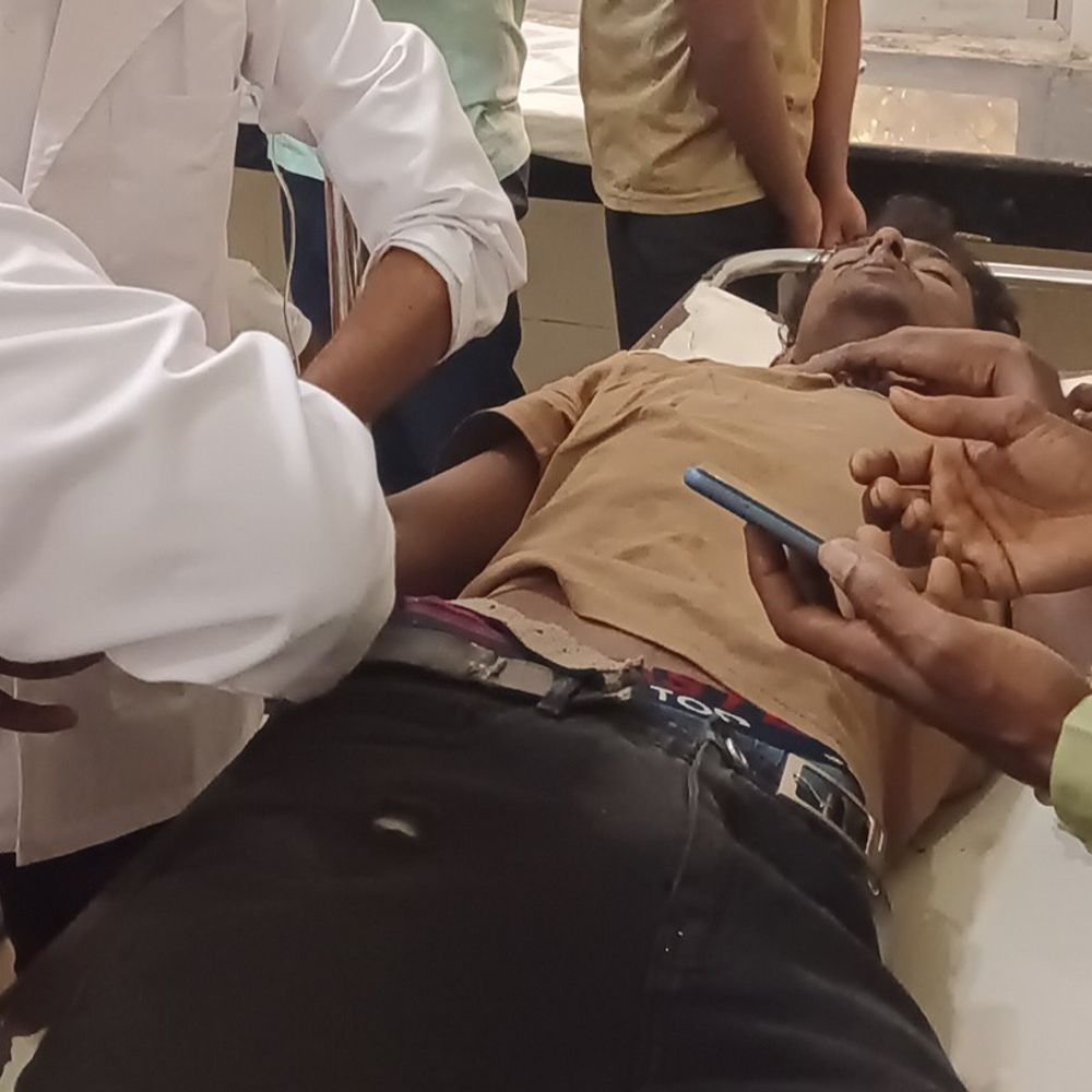 महराजगंज में सड़क हादसे में नेपाली युवक घायल:शीतलपुर एसएसबी कैंप के पास हुई दुर्घटना, गोरखपुर मेडिकल कॉलेज रेफर