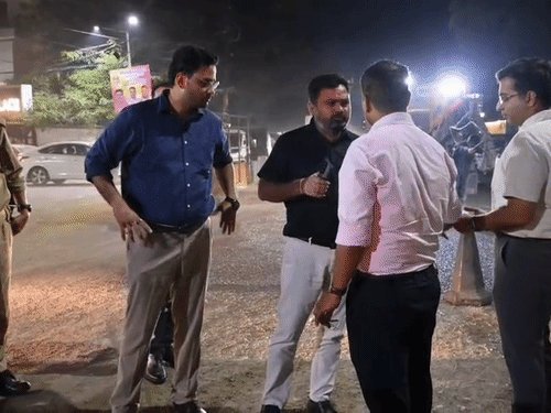 देर रात जर्जर सड़क और सफाई का निरीक्षण:DM कानपुर बोले- पोर्टहोल मशीन से छोटे गड्ढे ही भरें, बड़े हिस्सों में कराई जाए कारपेटिंग