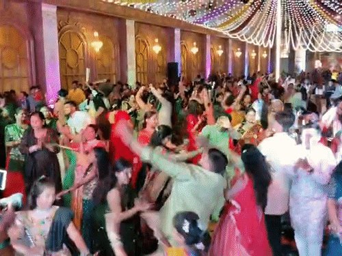 डांडिया नाइट में झूम उठा प्रयागराज:ट्रेंड से मिला ट्रेडिशन और देसी बीट्स पर युवाओं का धमाल, एथनिक लुक में दिखा स्वैग