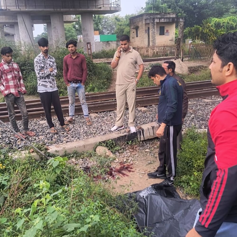 शिक्षक के बेटे का शव रेलवे ट्रैक पर मिला:बुलंदशहर में कई जगह मिले चोट के निशान, मेहरबानपुरा का रहने वाला था युवक