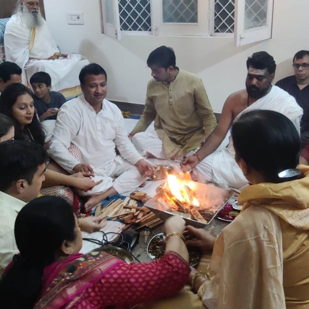 मुरादाबाद में आर्ट ऑफ लिविंग का अनुष्ठान:नवरात्रि में वैदिक मंत्रोच्चार के बीच किया दुर्गा होमा, सदस्यों ने दी आहुति