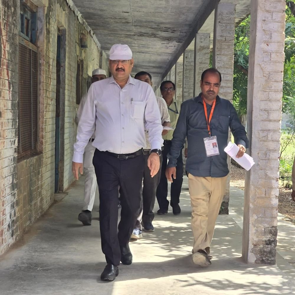मेरठ में परीक्षा केंद्रों का निरीक्षण करने पहुंचे डीएम:स्वास्थ्य शिक्षा अधिकारी परीक्षा में सुरक्षा और निगरानी व्यवस्था परखी