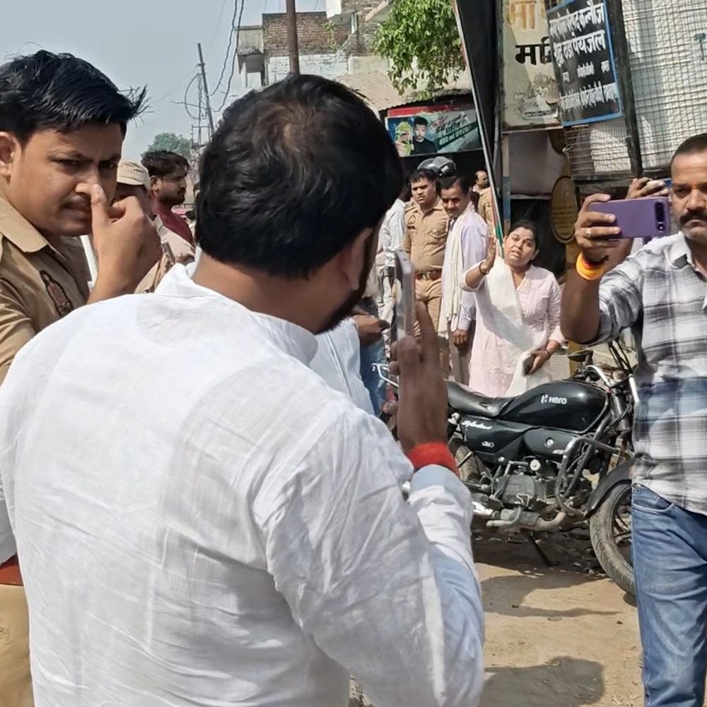 हिन्दुस्तान आजाद मंच के अध्यक्ष को सपाईयों ने पीटा:कन्नौज में पुलिस की मौजूदगी में सपा नेत्री ने जड़े थप्पड़, सड़क पर पटका