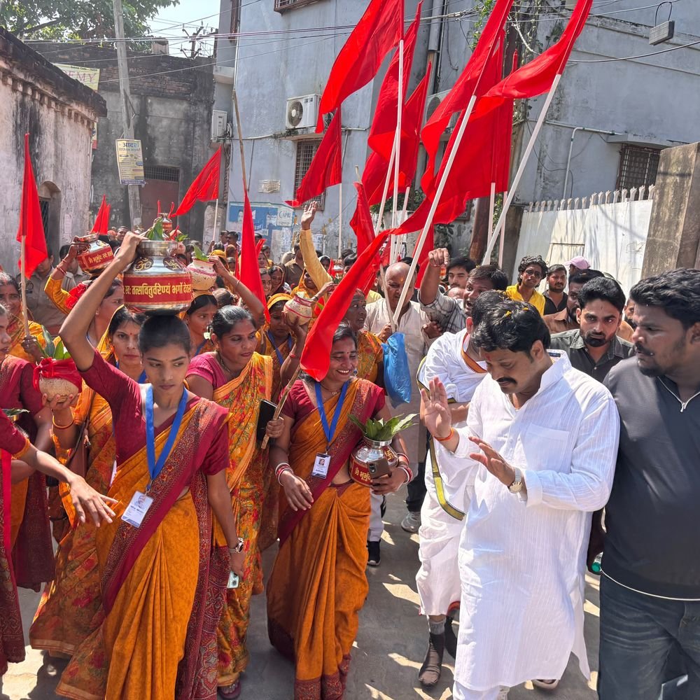 गोरखपुर में कलश यात्रा आयोजित:प्रथम नवरात्र पर उमड़ा जनसैलाब, सतचंडी महायज्ञ का हुआ शुभारंभ