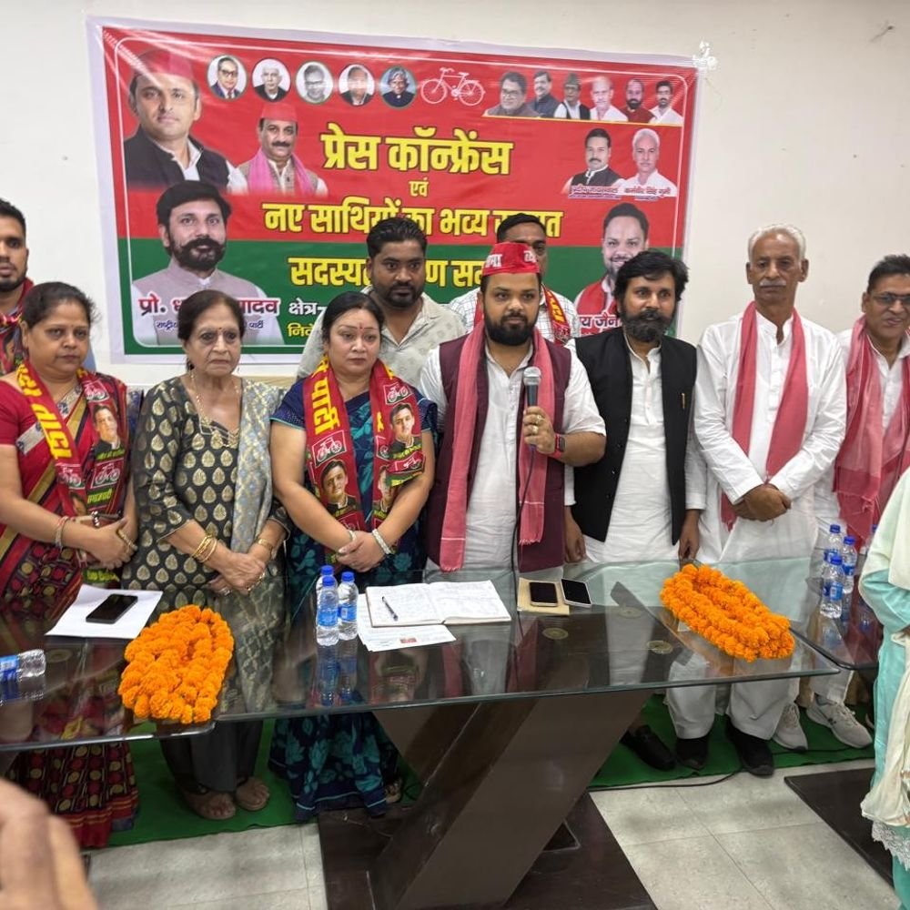 मेरठ में सेंट्रल मार्केट की 20 महिलाएं सपा में शामिल:भवन बचाने के लिए प्रदर्शन कर रही थीं, बोलीं-भाजपा को अपना समझना भूल थी