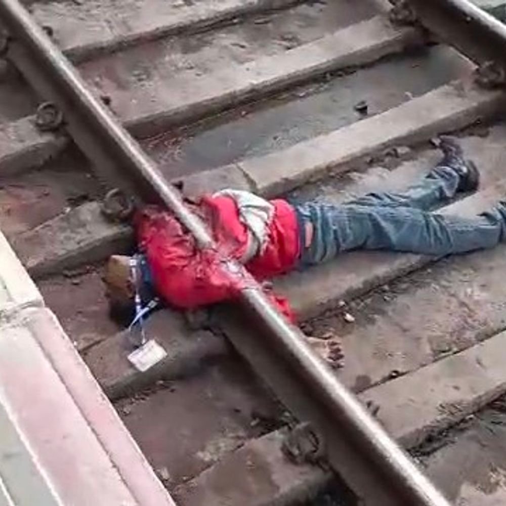 प्रयागराज रेलवे स्टेशन पर ट्रेन से कटकर कुली की मौत:आत्महत्या की आशंका, साथियों ने थाने पर प्रदर्शन किया