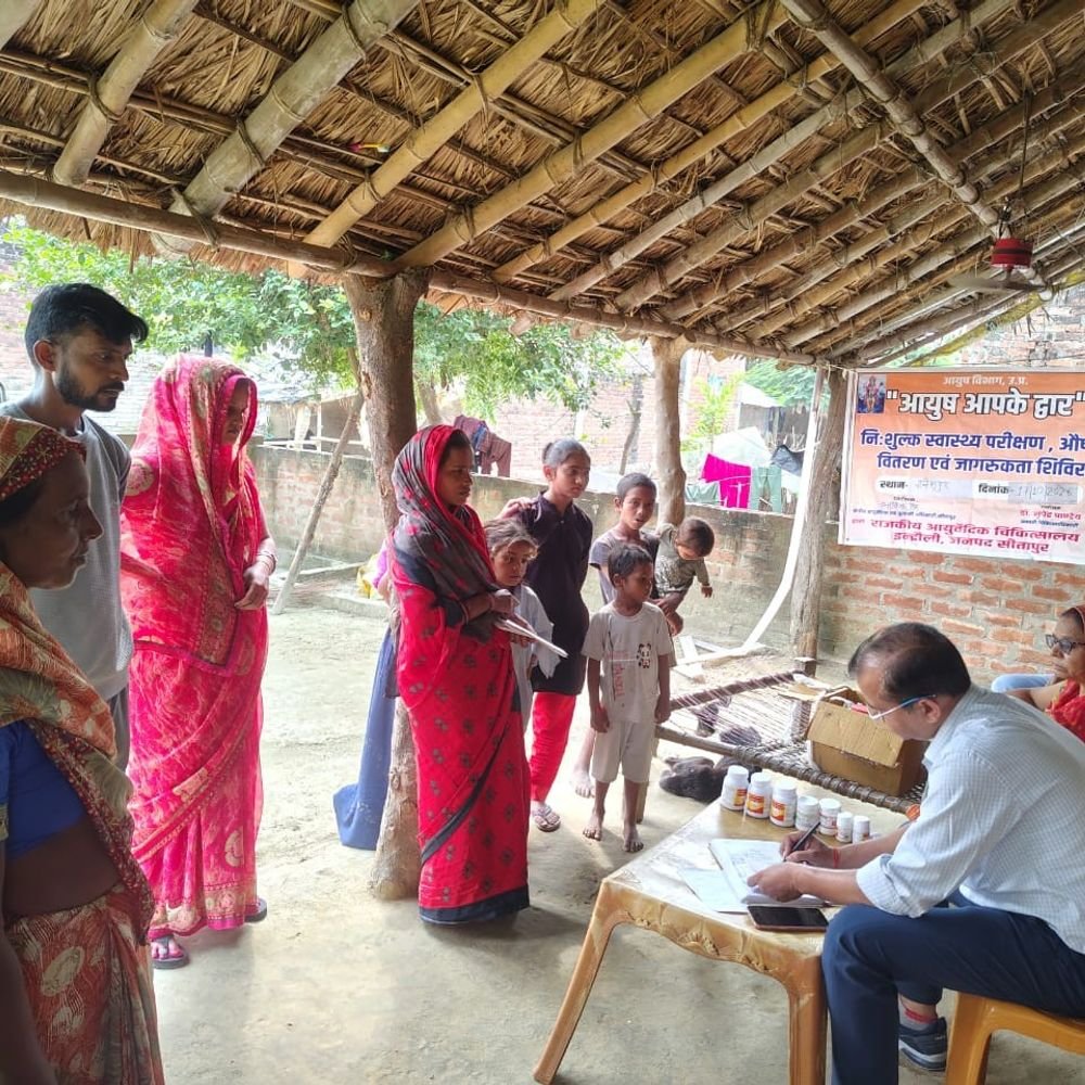 गनेशपुर में आयुर्वेदिक चिकित्सा शिविर:ग्रामीणों को योगासन और प्राणायाम की जानकारी देकर किया जागरूक