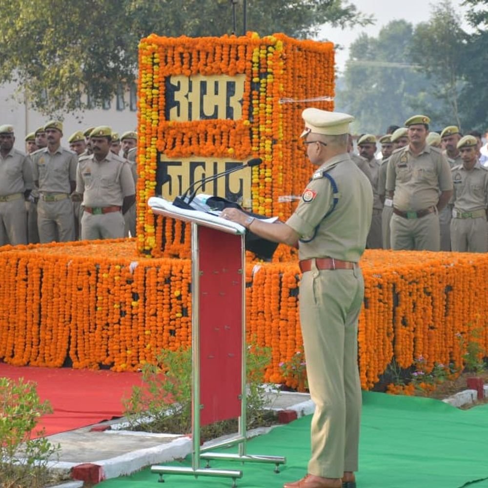कासगंज पुलिस लाइन्स में पुलिस स्मृति दिवस मनाया गया:एसपी ओपी सिंह समेत अधिकारियों ने शहीद जवानों को श्रद्धांजलि दी, पुष्पचक्र अर्पित किए