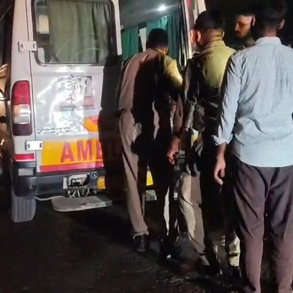 दो बाइकों की भिड़ंत में चार लोग घायल:पीलीभीत-हरिद्वार हाईवे पर आमने-सामने हुआ टक्कर, पुलिस ने रास्ता खाली कराया