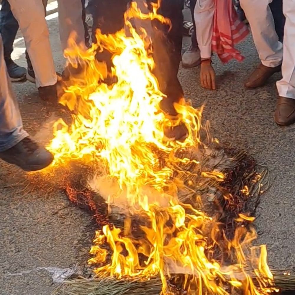 सपा कार्यकर्ताओं ने मुख्य चुनाव आयुक्त का पुतला फूंका:फर्रुखाबाद में इस्तीफे की मांग को लेकर निकाला पैदल मार्च, की नारेबाजी