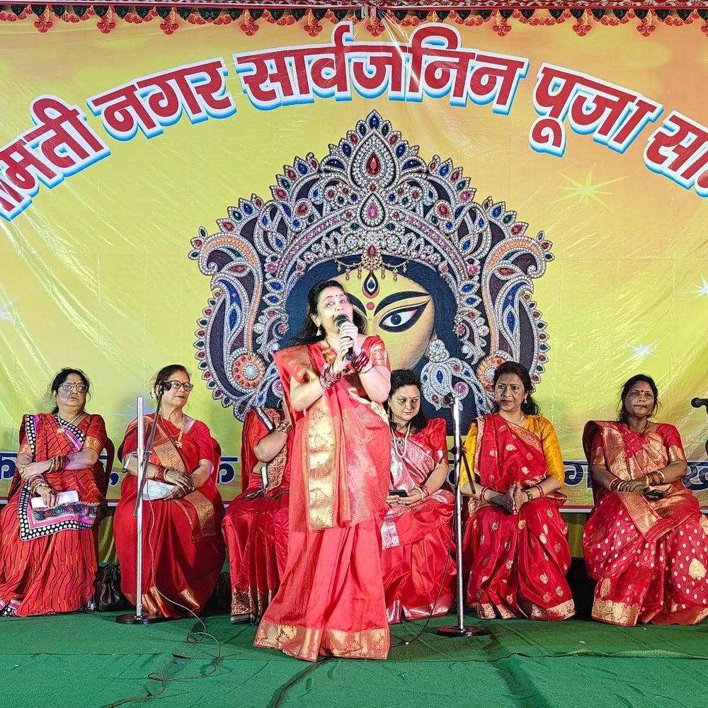 गोमतीनगर दुर्गा पूजा पार्क में सांस्कृतिक कार्यक्रमों की शुरुआत:लोकगीतों और भक्ति संगीत से श्रद्धालुओं का मन मोहा