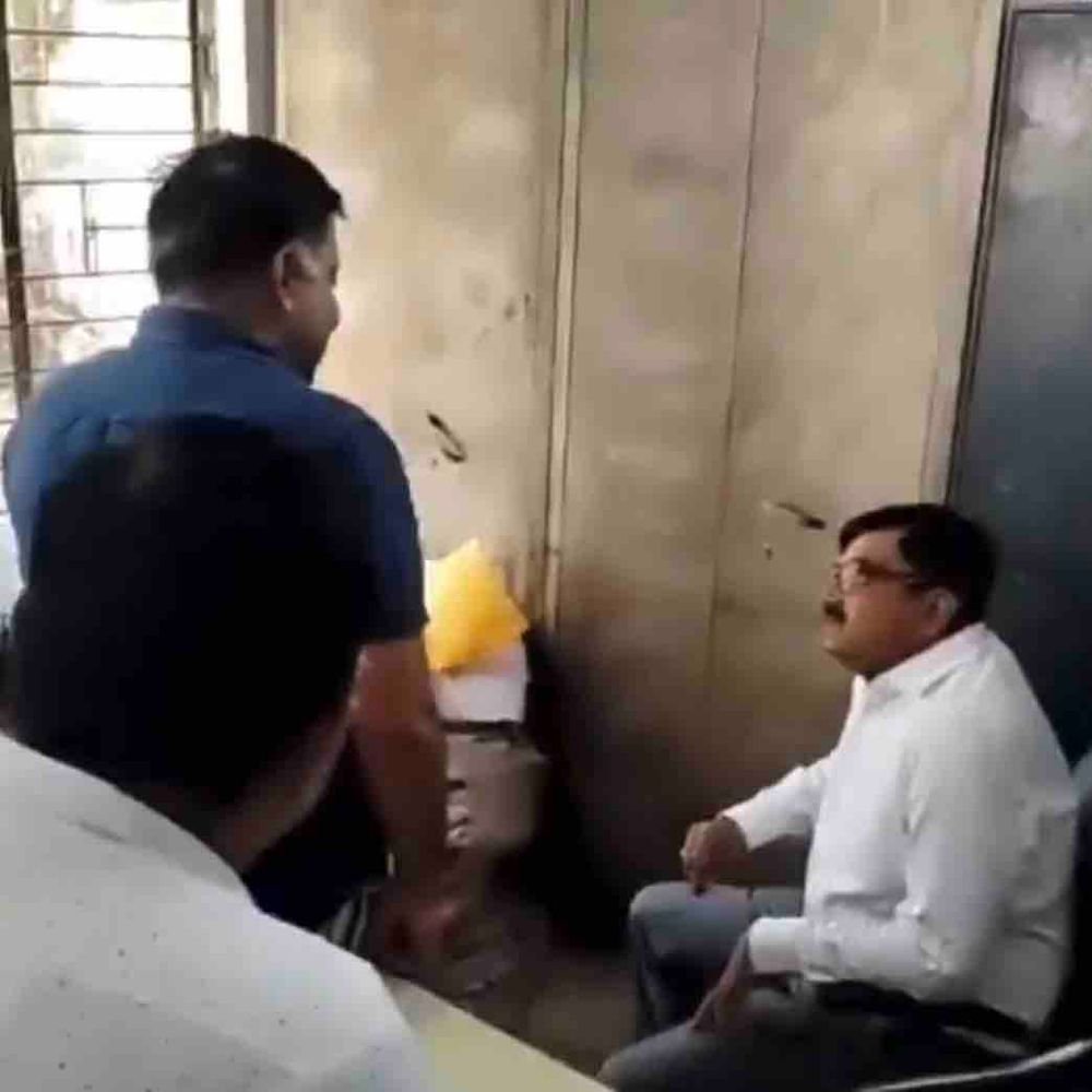 गोरखपुर में मंडलायुक्त ने सरकारी कार्यालयों का औचक निरीक्षण किया:फरियादियों से पूछा कब से लगा रहे चक्कर, लापरवाही पर अधिकारियों को फटकारा