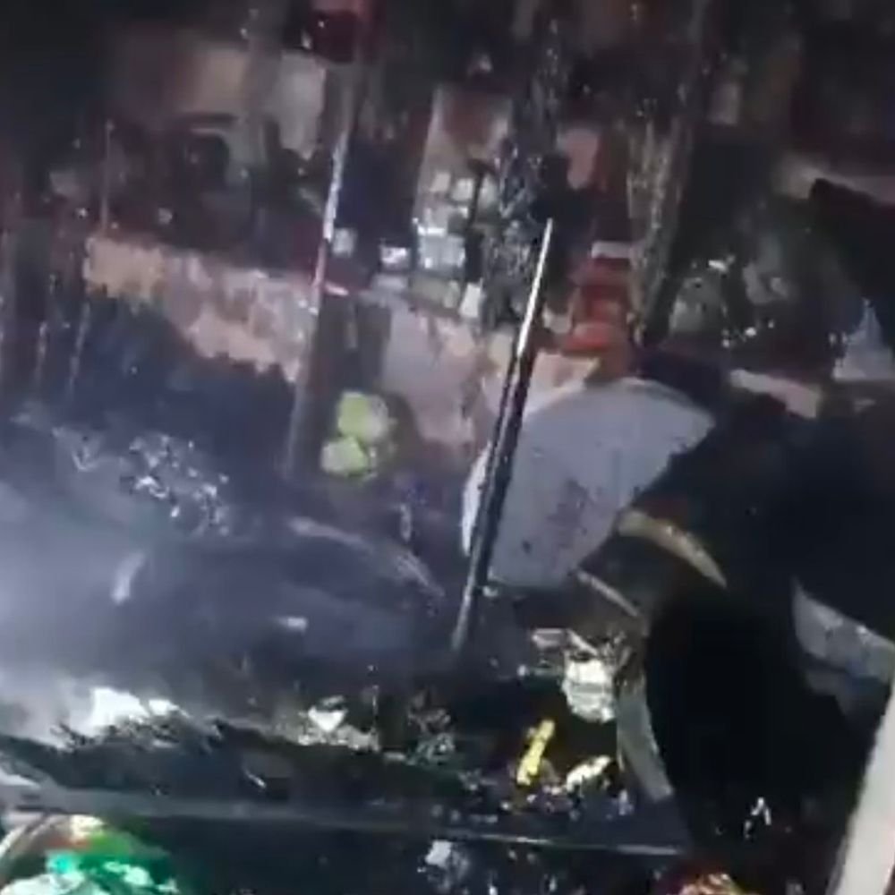 कौशांबी में इलेक्ट्रिक दुकान में शॉर्ट सर्किट से लगी आग:4 लाख का सामान जलकर राख, फायर ब्रिगेड ने आग पर पाया काबू