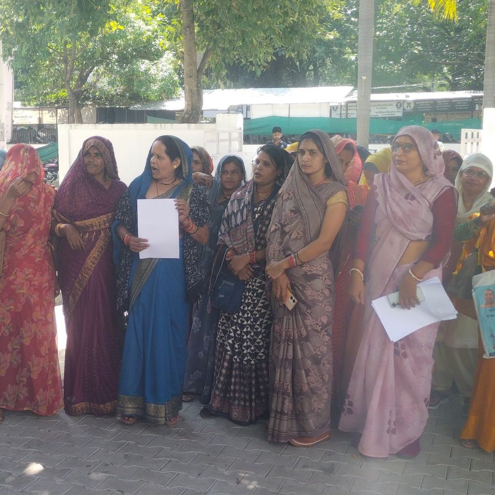 ललितपुर में समूह सखियों का प्रदर्शन:मानदेय बढ़ाकर 20 हजार रुपए करने की मांग, महिलाओं का कलेक्ट्रेट घेरा