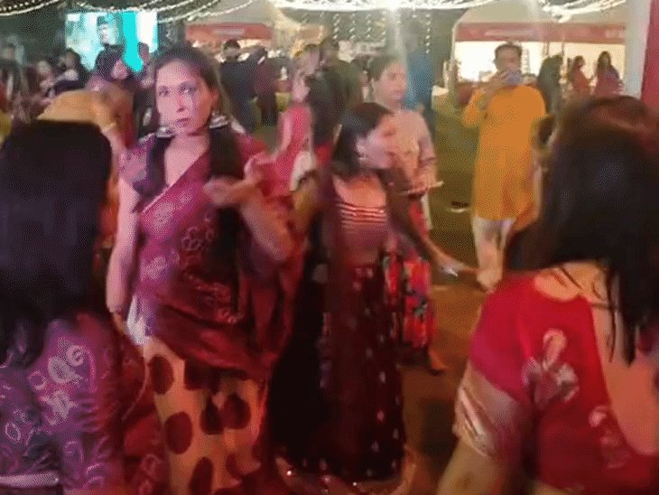 लखनऊ में नवरात्रि गरबा फेस्टिवल की धूम:यूपी दर्शन पार्क में गुजराती ड्रेस में महिलाएं पहुंची, युवाओं ने जमकर डांस किया