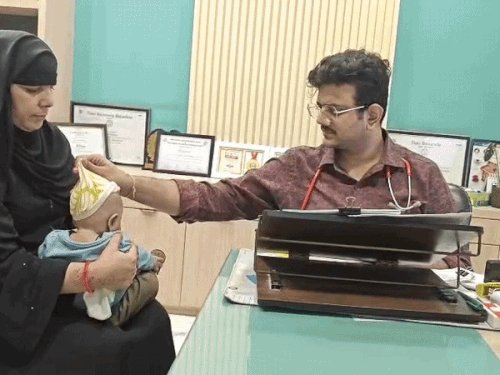 बदलते मौसम और प्रदूषण से बच्चों को खतरा:बाल रोग विशेषज्ञ की अपील - मौसम के अनुकूल कपड़े और खानपान में बरतें सावधानी