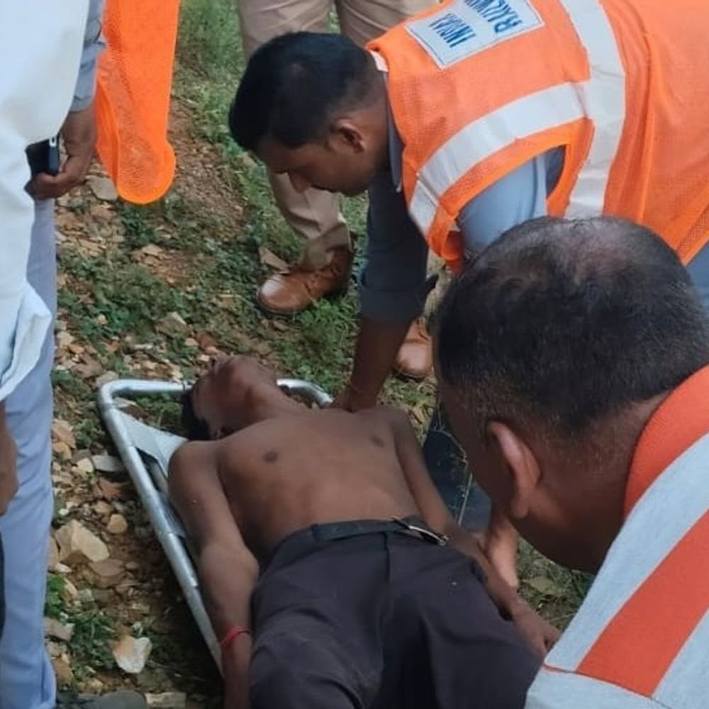 प्रयागराज में किन्नरों ने युवक को चलती ट्रेन से फेंका:रुपए मांगने पर विवाद, युवक ने चेन खींची; RPF ने तलाश के लिए 2 टीमें लगाईं