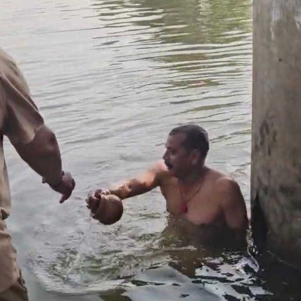 विधायक योगेश वर्मा ने उल्ल नदी से निकाला कचरा:छठ महापर्व से पहले टीम के साथ नदी में उतरकर की सफाई