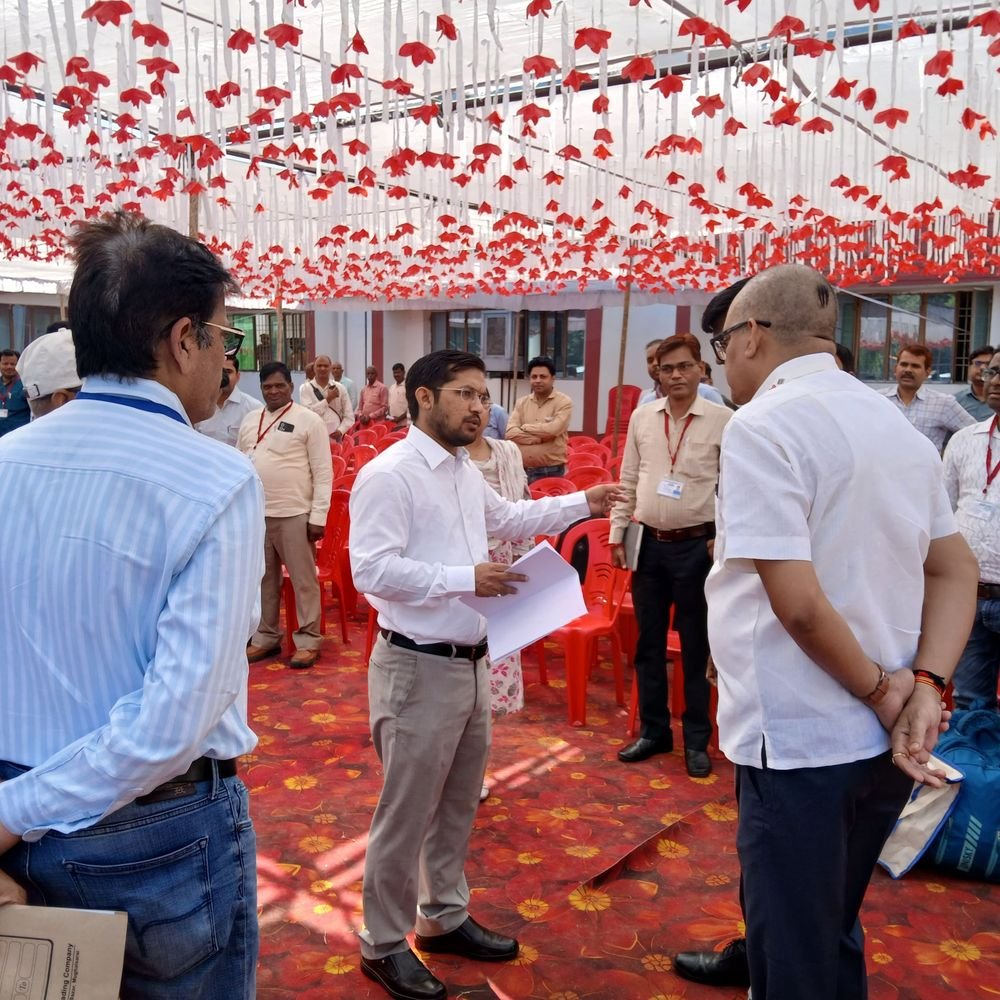 चंदौली में MLC चुनाव के लिए पोलिंग पार्टियां रवाना:10 केंद्रों पर शुक्रवार सुबह 8 से शाम 4 बजे तक होगा मतदान, मतपत्रों का होगा उपयोग