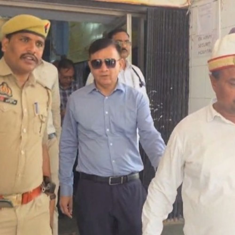 हमीरपुर जिला अस्पताल में कमिश्नर का निरीक्षण:मरीजों को बाहर की दवाएं लिखने पर जताई नाराजगी, बेवजह रेफर न करने के निर्देश