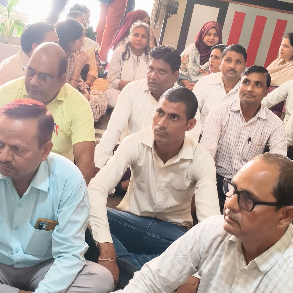 संघटक महाविद्यालयों के शिक्षकों का वेतन रुका:आर्थिक संकट से जूझ रहे परिवार, एमजीपीआरयू कुलपति से मिले शिक्षक