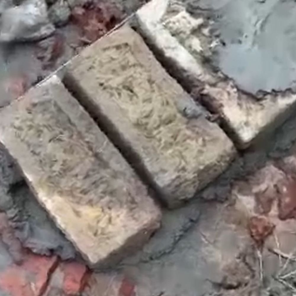 अयोध्या में इंटरलॉकिंग में पुरानी ईंटों का इस्तेमाल:शिकायत के बाद भी कार्रवाई नहीं, नगर पंचायत अध्यक्ष बोले- ठेकेदार से बात करेंगे