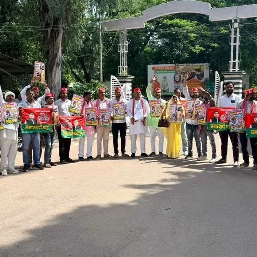 ललितपुर में नकली खाद और कालाबाजारी का आरोप:सपा ने प्रदर्शन किया, डीएम को ज्ञापन सौंपकर मुआवजे और रोक की मांग की
