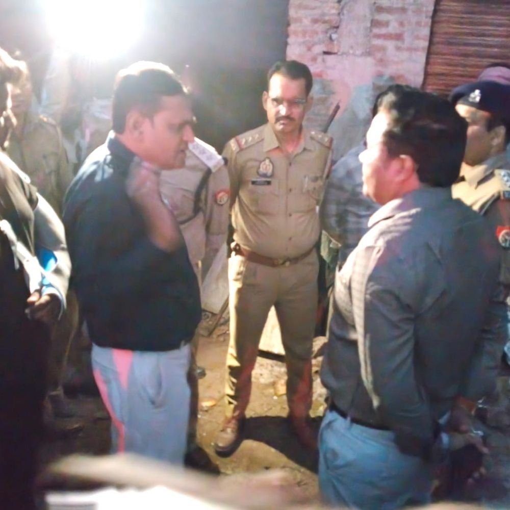 फिरोजाबाद में कबाड़ गोदाम में आग:शटर तोड़कर टीम अंदर पहुंची, चार घंटे बाद भी काबू नहीं; तीन दमकल गाड़ियां जुटीं