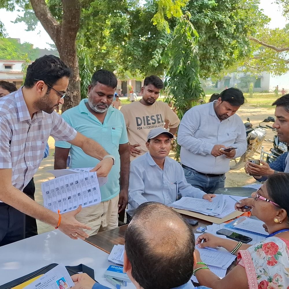 डीएम-एसपी ने रुद्रपुर के 12 बूथों का निरीक्षण किया:युवाओं का नाम जोड़ने पर दिया जोर, लापरवाही न बरतने के निर्देश दिए