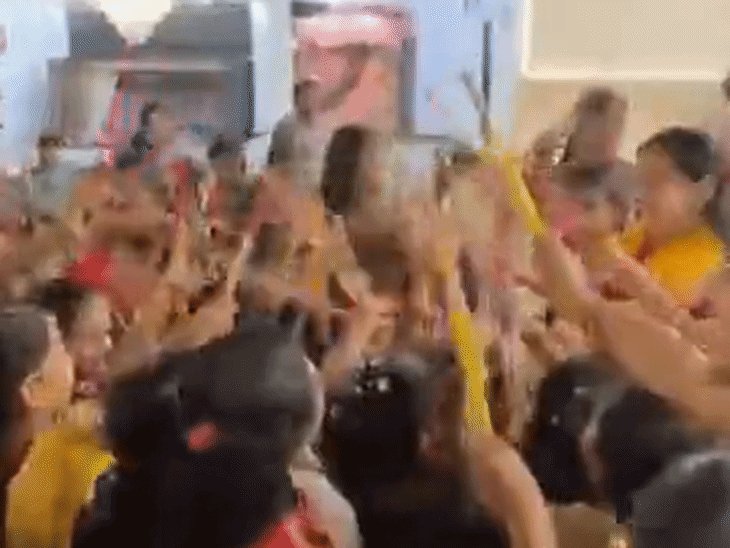 पूर्व IAS दिव्या मित्तल बच्चों संग गरबा में थिरकीं, VIDEO:भगवान राम का तिलक किया, रोटरी क्लब के कार्यक्रम में शामिल हुईं