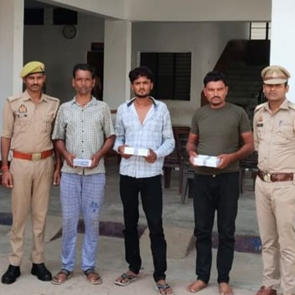 हमीरपुर-राठ के कोटबाजार में सर्राफा दुकान चोरी का खुलासा:झांसी के तीन आरोपी गिरफ्तार; चांदी की तीन छड़ें, बाइक और नकदी बरामद