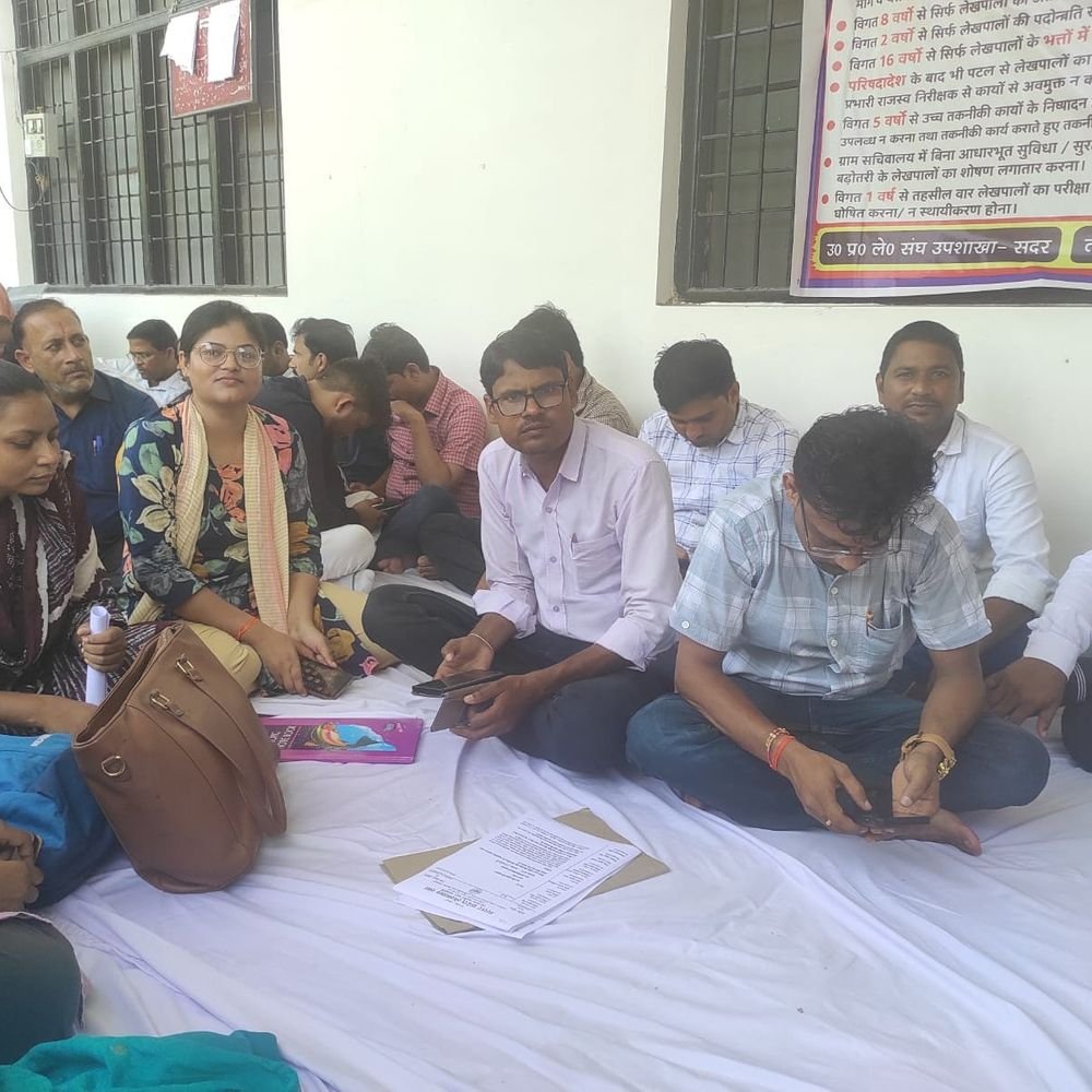 रायबरेली में लेखपालों का धरना, राजस्व काम ठप:आय-जाति-निवास प्रमाण पत्र और दाखिल-खारिज के काम रुके; बोले- मांगें नहीं मानीं तो हड़ताल करेंगे