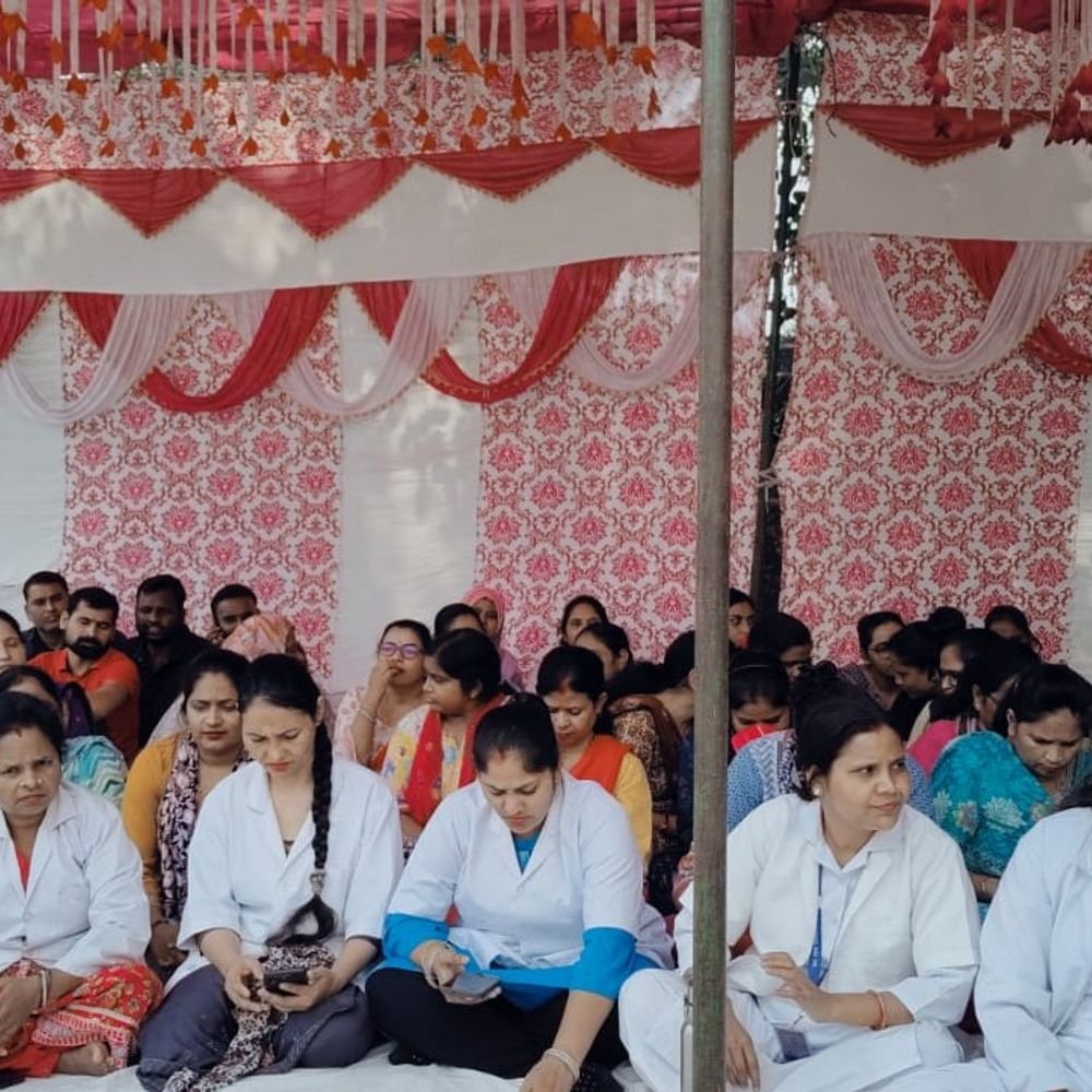 अमरोहामें एनएचएम संविदा कर्मचारी 5 मांगों को लेकर हड़ताल पर:8 से 10 अक्टूबर तक धरना, 12 से लखनऊ में प्रदर्शन, दूसरे दिन भी जारी रही हड़ताल